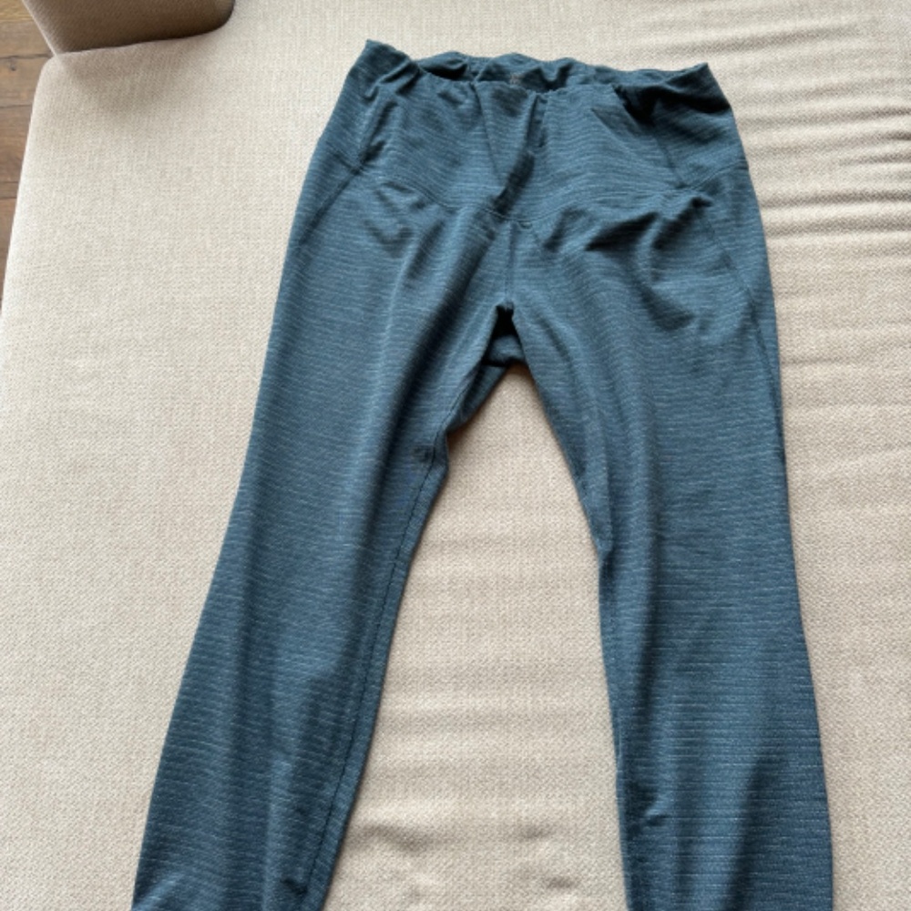 Barely used clothes - Picture 7 of 16